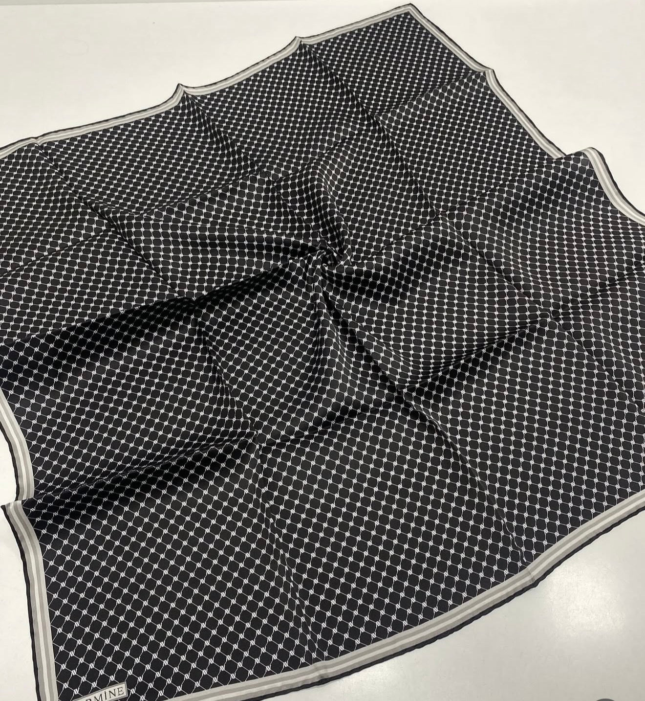 Armine 25 Yaz İpek Eşarp-1 Siyah