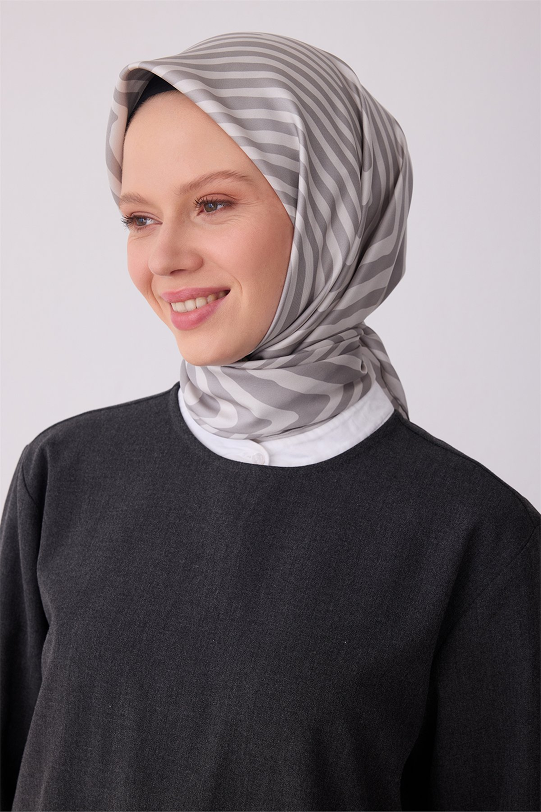 Belli 26y İpek Eşarp -15 Ekru