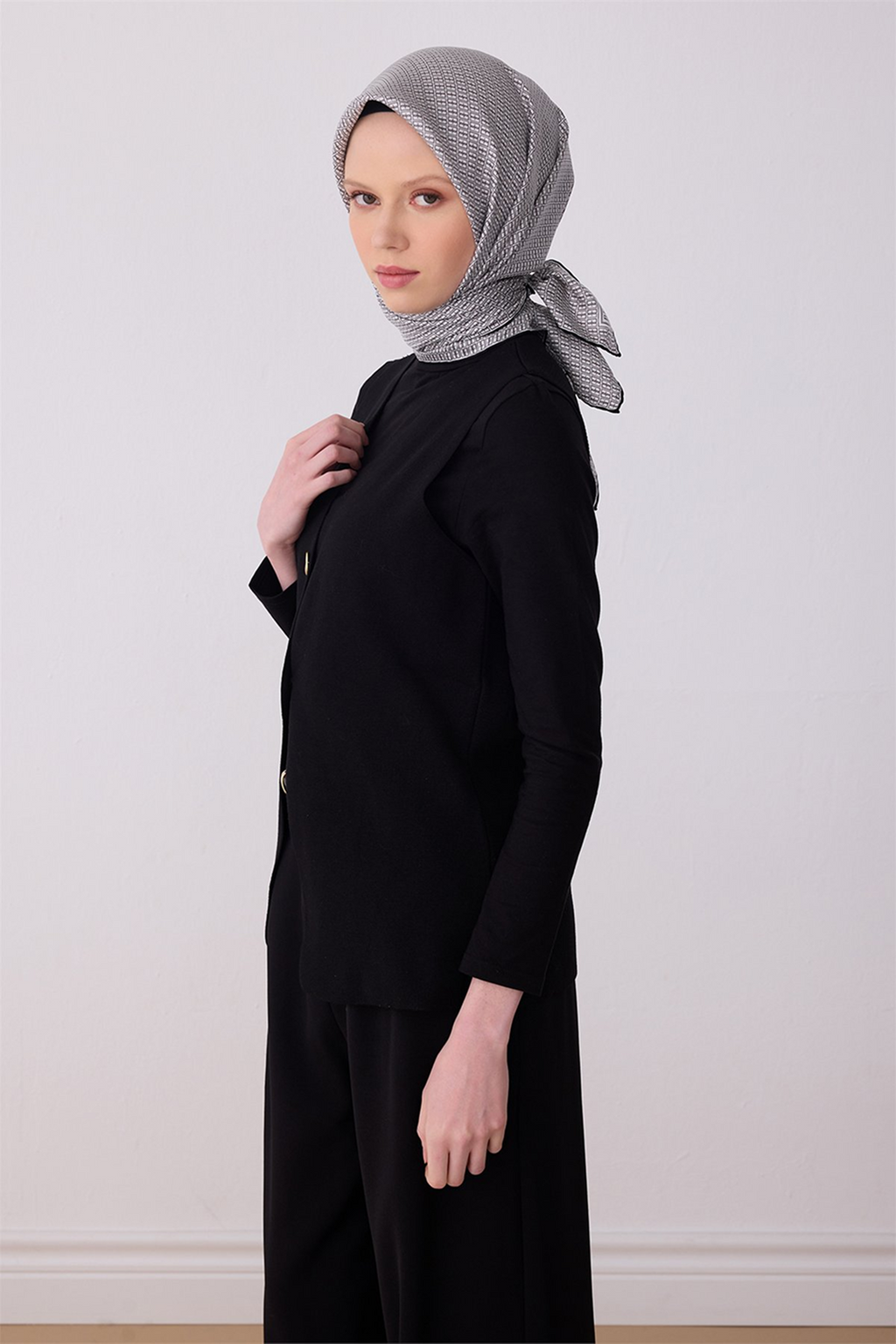 Belli 26y İpek Eşarp -6 Siyah