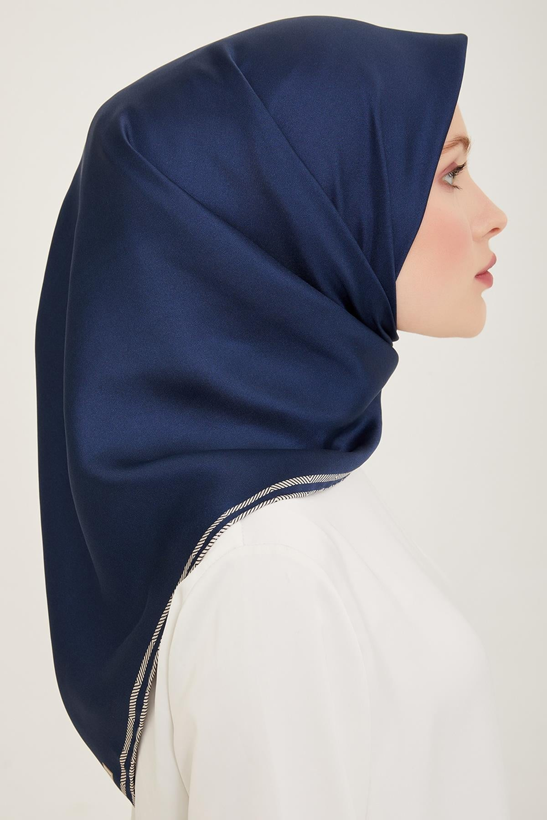 Belli Nostarji 4009 Saf İpek Twill Eşarp Lacivert